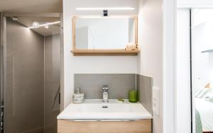 Et badeværelse på LA SUITE terrasse, wifi,parking,clim + 24 billeder