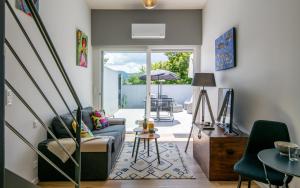 Et opholdsområde på LA SUITE terrasse, wifi,parking,clim