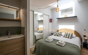 En eller flere senge i et værelse på LA SUITE terrasse, wifi,parking,clim