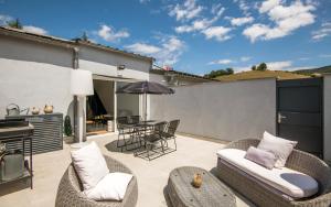 Et opholdsområde på LA SUITE terrasse, wifi,parking,clim