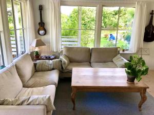 Et opholdsområde på Charming Cottage With A Wonderful Orangery + 28 billeder