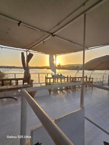 un gruppo di tavoli su una barca in acqua di The Grand a Aswan