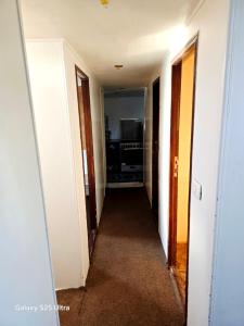 un corridoio che conduce a una camera con due porte di The Grand a Aswan