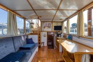 a view of the inside of a boat with a table at Bateau Gré - Sur le quai in Saint-Gilles