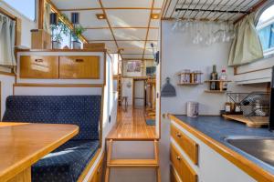 a kitchen and dining area in a tiny house at Bateau Gré - Sur le quai in Saint-Gilles