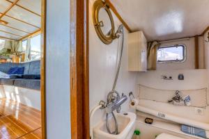 a bathroom with a sink and a bathtub in at Bateau Gré - Sur le quai in Saint-Gilles +15 photos
