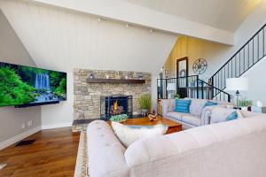 TV/trung tâm giải trí tại Surreal Feel Lakeview Chalet