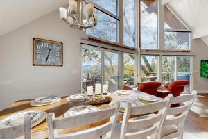 Khu vực ghế ngồi tại Surreal Feel Lakeview Chalet