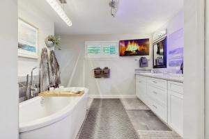 TV/trung tâm giải trí tại Surreal Feel Lakeview Chalet +66 ảnh