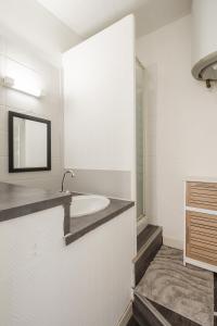 un bagno con lavandino e specchio di Nid douillet en duplex proche Centre-ville & Tram a Nantes