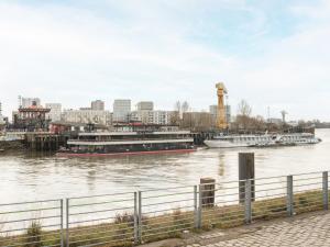due barche su un fiume con una città sullo sfondo di Nid douillet en duplex proche Centre-ville & Tram a Nantes
