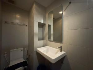 Koupelna v ubytování Spacious Studio Near BTS Kitchen & Washer + 17 fotografií