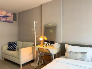 Postel nebo postele na pokoji v ubytování Spacious Studio Near BTS Kitchen & Washer