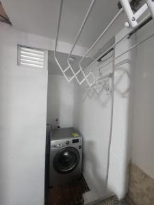 a washing machine in a room with a wall at Apto a pasos del CC Delacuesta in Piedecuesta