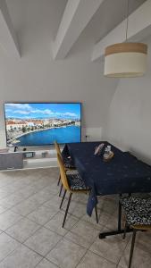 einen blauen Tisch und Stühle in einem Zimmer mit einem TV in der Unterkunft stilvolles Apartment für 4 Personen in Ulmerfeld in Ulmerfeld