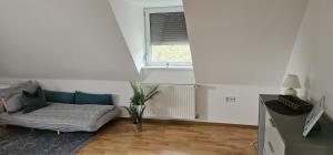 ein Wohnzimmer mit einer Couch und einem Fenster in der Unterkunft stilvolles Apartment für 4 Personen in Ulmerfeld in Ulmerfeld