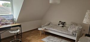 ein kleines Zimmer mit einem Bett und einem Fenster in der Unterkunft stilvolles Apartment für 4 Personen in Ulmerfeld in Ulmerfeld + 1 Foto