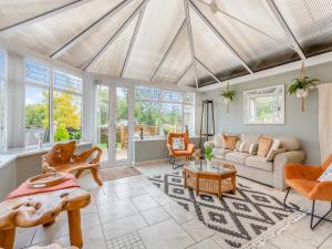 een woonkamer met een gewelfd plafond bij Featherstone House in Heighington
