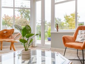 een woonkamer met een glazen tafel en een plant bij Featherstone House in Heighington +15 foto's