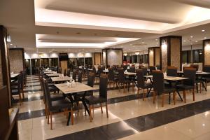 un ristorante con tavoli e sedie in una stanza di Barden Hotel&Spa a Siirt