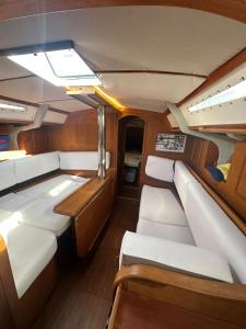 Giường trong phòng chung tại Sailboat Classic Living - Heraklion Marina