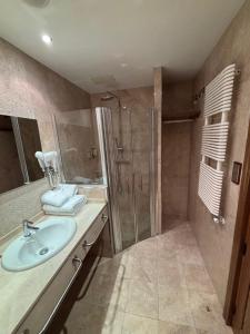 ein Badezimmer mit Waschbecken und Dusche in der Unterkunft Tierra de Cubas in Cariñena + 2 Fotos