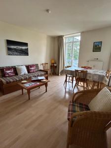 un salon avec un canapé et une table dans l'établissement Grand appartement hyper centre haut standing, à La Bourboule