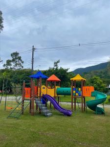 einen Spielplatz mit bunter Spielausrüstung in einem Park in der Unterkunft Pousada Praiamar in São Sebastião