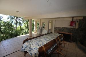 Schlafzimmer mit einem Bett mit einem Tisch und Stühlen in der Unterkunft Chácara in Mairiporã - São Paulo in Mairiporã