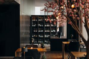 ein Restaurant mit einem Regal voller Weinflaschen in der Unterkunft Carbon Hotel in Genk + 17 Fotos