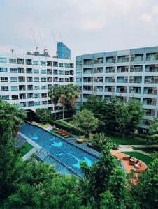 Bazén v ubytování Spacious Studio Near BTS Kitchen & Washer nebo v jeho okolí