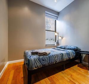 un letto in una stanza con una finestra di Budget Comfortable Apartments a New York