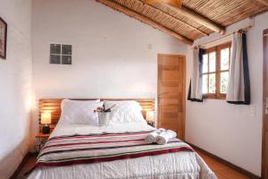 a bedroom with a bed with towels on it at La Selenita in Sucre