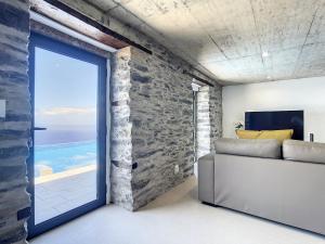 Zimmer mit einem großen Fenster und Meerblick in der Unterkunft Villa Espigão With Pool in Fajã da Ovelha