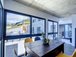 ein Esszimmer mit einem Tisch mit Ananas darauf in der Unterkunft Villa Espigão With Pool in Fajã da Ovelha