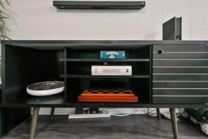 费耶特维尔Home Base的一张黑色桌子，抽屉里放着一个盒子。