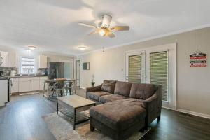 费耶特维尔Home Base的配有沙发和吊扇的客厅