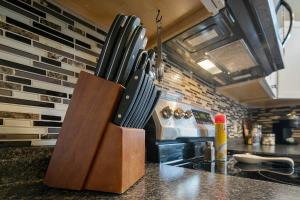 费耶特维尔Home Base的厨房台面上的一块刀具 更多30张照片