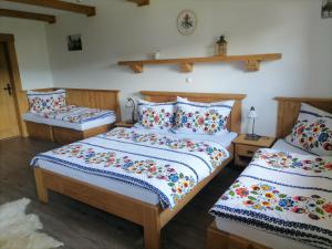 twee bedden in een kamer met twee bij Privát Gallik Bachledka in Ždiar