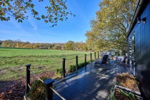 een veranda van een huis met een hek en een veld bij Host & Stay - Molly Mod in Marsham