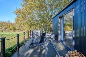 een terras met stoelen bij een huis bij Host & Stay - Molly Mod in Marsham