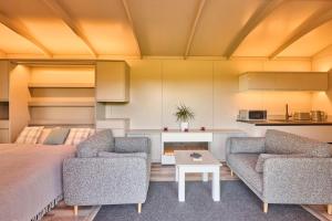 een slaapkamer met twee stoelen en een bed en een tafel bij Host & Stay - Molly Mod in Marsham +17 foto's