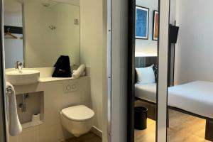 マドリードにあるFour Points Flex by Sheraton Madrid Atochaのトイレと洗面台のある小さなバスルーム