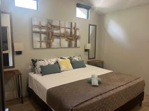 ein Schlafzimmer mit einem großen Bett mit zwei Fenstern in der Unterkunft Puerta Negra in Playa Flamingo