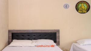 ein Schlafzimmer mit 2 Betten und einer Uhr an der Wand in der Unterkunft Suite Quadrupla em Rio Grande Com Piscina in Conceição do Gato