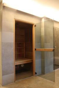 een kast met een glazen deur en een plank bij La vie en Roos in Maldegem