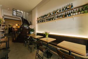 Loungen eller baren på Phung Hung House Hanoi Trainstreet