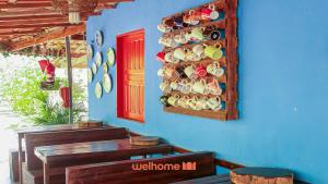 ein Zimmer mit einer blauen Wand und einem Tassenregal in der Unterkunft Suite em Pousada em Rio Grande com Piscina in Conceição do Gato