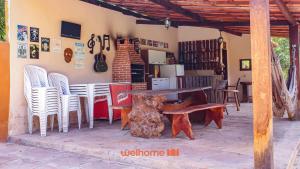 ein Tisch und Stühle vor einem Gebäude in der Unterkunft Suite em Pousada em Rio Grande com Piscina in Conceição do Gato