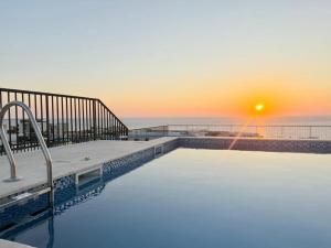 Solopgangen eller solnedgangen set fra lejligheden